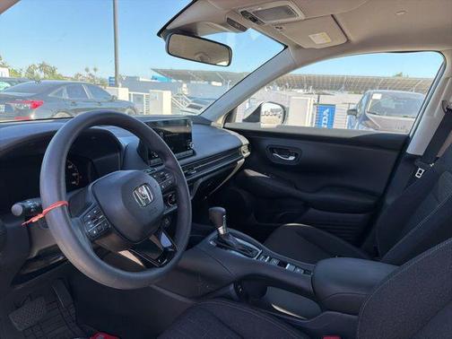Platinum White Pearl 2025 Honda HR-V LX