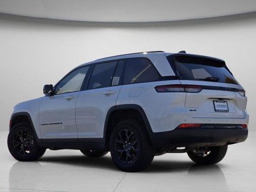 Bright White Clearcoat 2024 Jeep Grand Cherokee Laredo