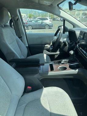 2022 Toyota Sienna LE