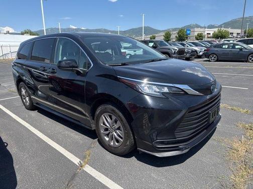 2022 Toyota Sienna LE