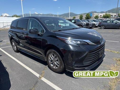 2022 Toyota Sienna LE