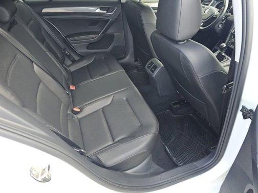Pure White 2018 Volkswagen Golf Alltrack TSI S