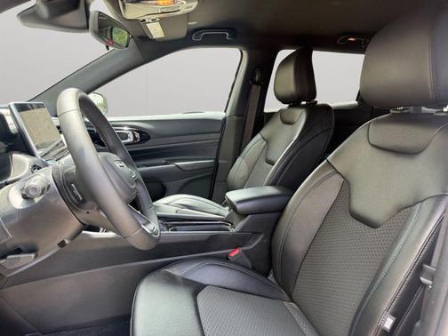 Bright White Clearcoat 2025 Jeep Compass Latitude