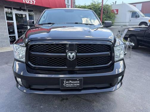 Brilliant Black Crystal Pearlcoat 2019 RAM 1500 Express
