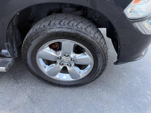Brilliant Black Crystal Pearlcoat 2019 RAM 1500 Express