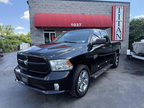 Brilliant Black Crystal Pearlcoat 2019 RAM 1500 Express