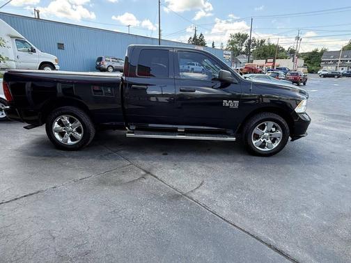 Brilliant Black Crystal Pearlcoat 2019 RAM 1500 Express