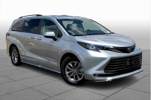 2024 Toyota Sienna XLE 8 Passenger
