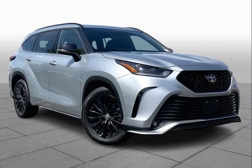 Celestial Silver Metallic 2025 Toyota Highlander XLE