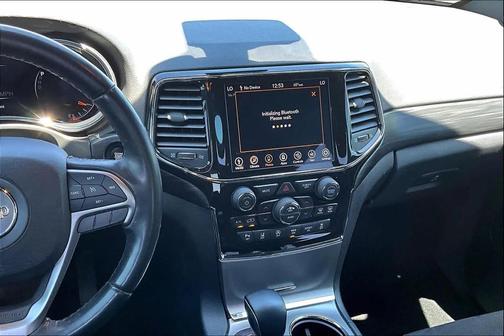 Diamond Black Crystal Pearlcoat 2021 Jeep Grand Cherokee Laredo
