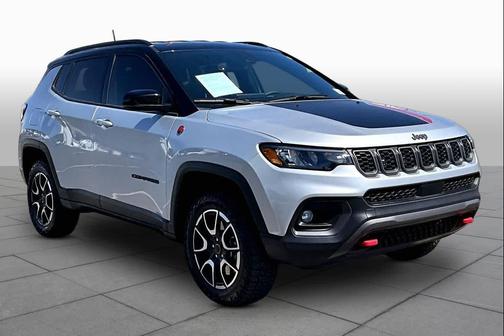 Silver Zynith Metallic Clearcoat 2025 Jeep Compass Trailhawk