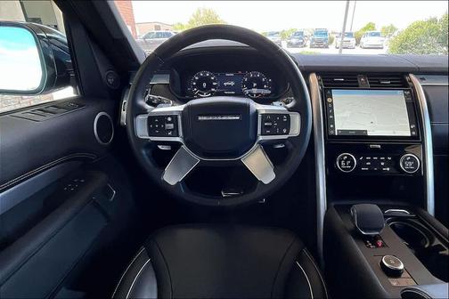 Fuji White 2024 Land Rover Discovery P360 Dynamic SE