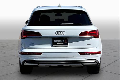 Glacier White Metallic 2024 Audi Q5 40 Premium Plus