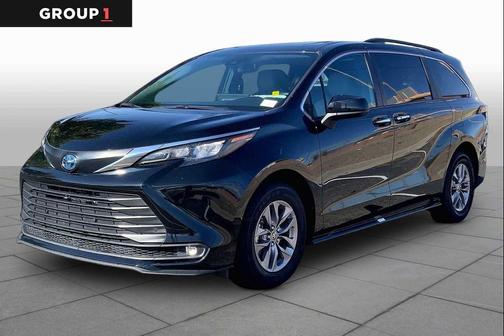 Midnight Black Metallic 2025 Toyota Sienna XLE