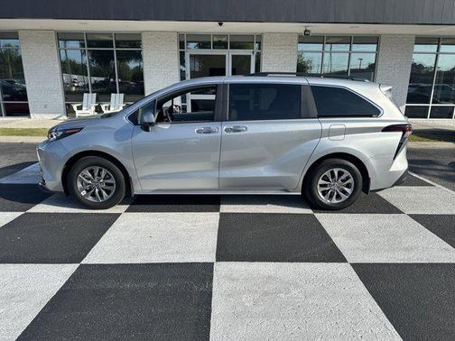 2024 Toyota Sienna XLE 8 Passenger