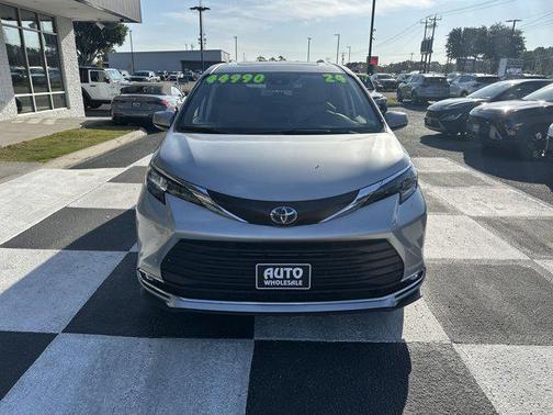 2024 Toyota Sienna XLE 8 Passenger