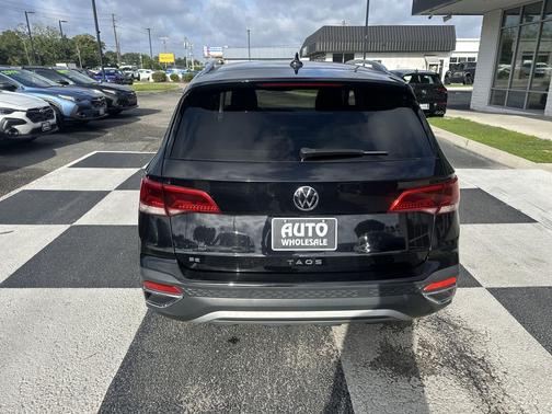 Deep Black Pearl 2022 Volkswagen Taos 1.5T SE