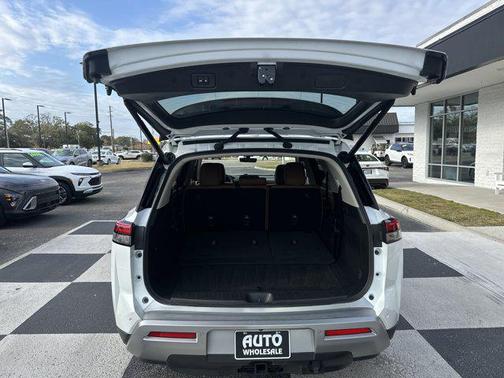 2025 Nissan Pathfinder Platinum 4WD