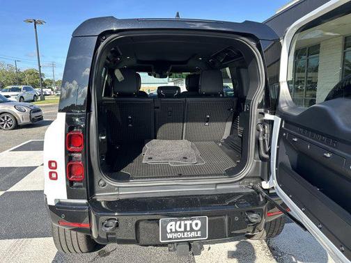 2024 Land Rover Defender 110 P400 X-Dynamic SE