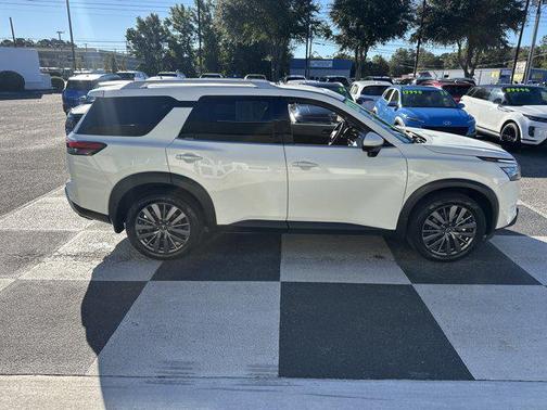 2023 Nissan Pathfinder SL 4WD