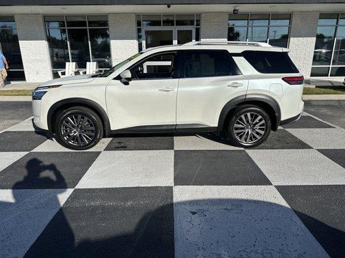 2023 Nissan Pathfinder SL 4WD