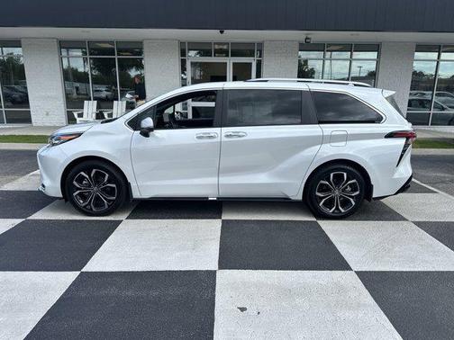 2025 Toyota Sienna Platinum 7 Passenger