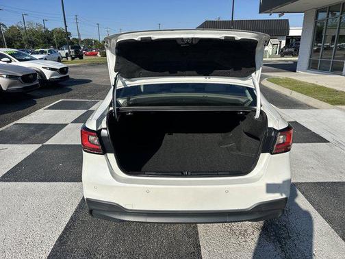 Crystal White Pearl 2022 Subaru Legacy Limited