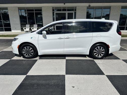 2022 Chrysler Pacifica Hybrid Touring L
