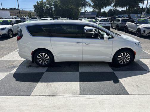 2022 Chrysler Pacifica Hybrid Touring L