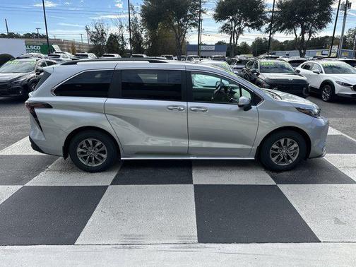 2025 Toyota Sienna XLE