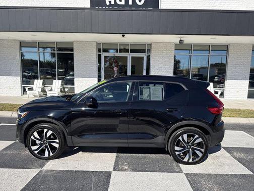 2024 Volvo XC40 B5 Plus Dark Theme