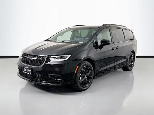 Diamond Black 2026 Chrysler Pacifica Select