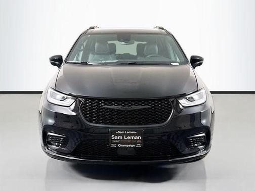 Diamond Black 2026 Chrysler Pacifica Select