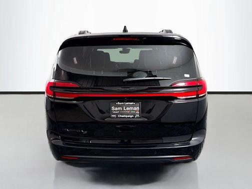 Diamond Black 2026 Chrysler Pacifica Select