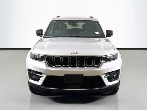 Silver Zynith 2025 Jeep Grand Cherokee Laredo X