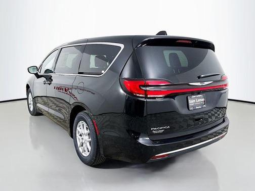 Diamond Black 2026 Chrysler Pacifica Select