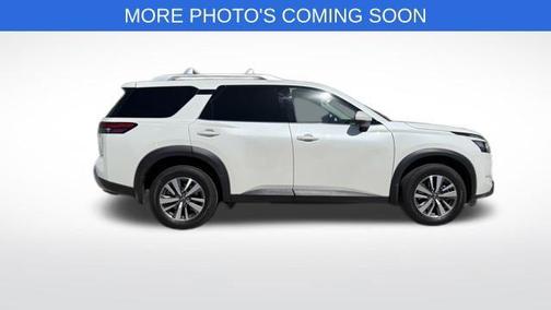 White 2022 Nissan Pathfinder SL