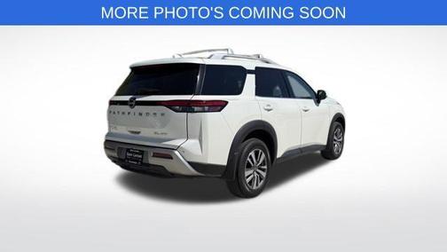 White 2022 Nissan Pathfinder SL