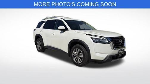White 2022 Nissan Pathfinder SL