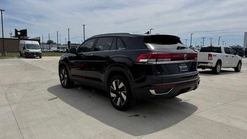 Deep Black Pearl Effect 2024 Volkswagen Atlas Cross Sport 2.0T SE w/Technology