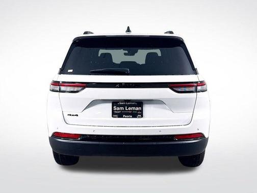 Bright White Clearcoat 2025 Jeep Grand Cherokee Laredo