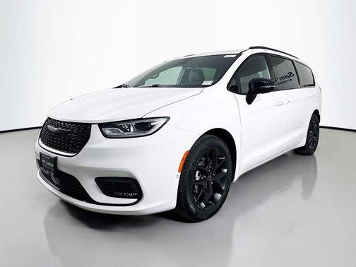 Bright White Clearcoat 2026 Chrysler Pacifica Limited