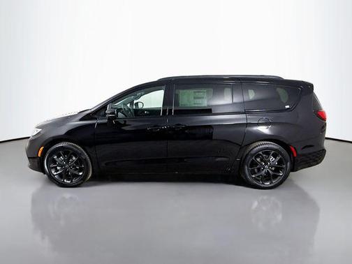 Diamond Black 2026 Chrysler Pacifica Limited