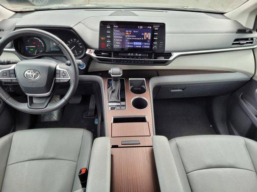 2024 Toyota Sienna XLE 8 Passenger
