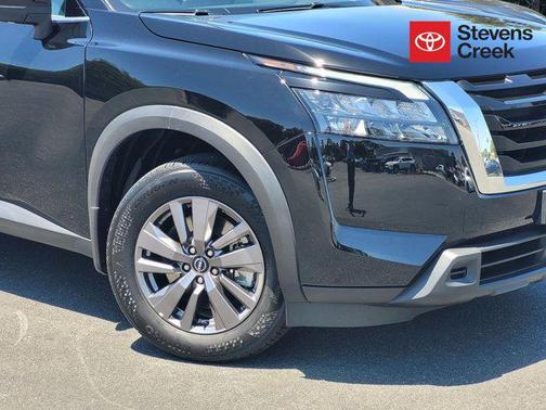 2023 Nissan Pathfinder SV FWD