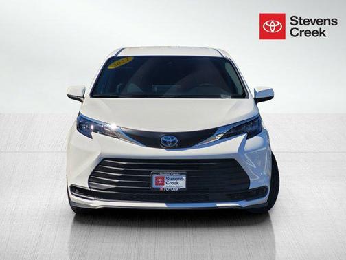 2024 Toyota Sienna LE