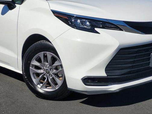 2024 Toyota Sienna LE