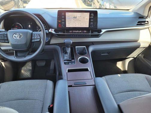 2024 Toyota Sienna LE
