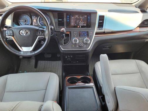 2017 Toyota Sienna XLE