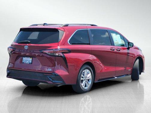 2021 Toyota Sienna XSE 7 Passenger